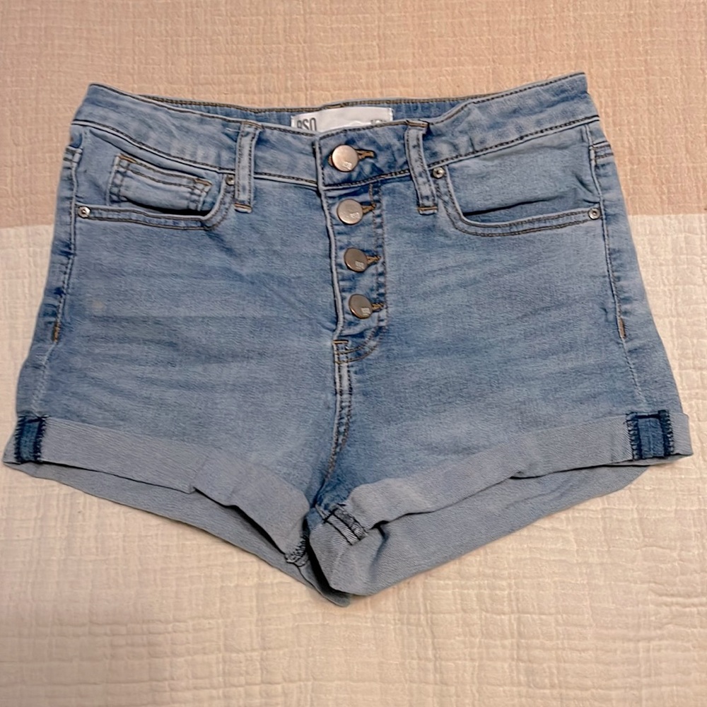 High waisted stretchy jean shorts w/button up front. RSQ brand. Size 3/w26